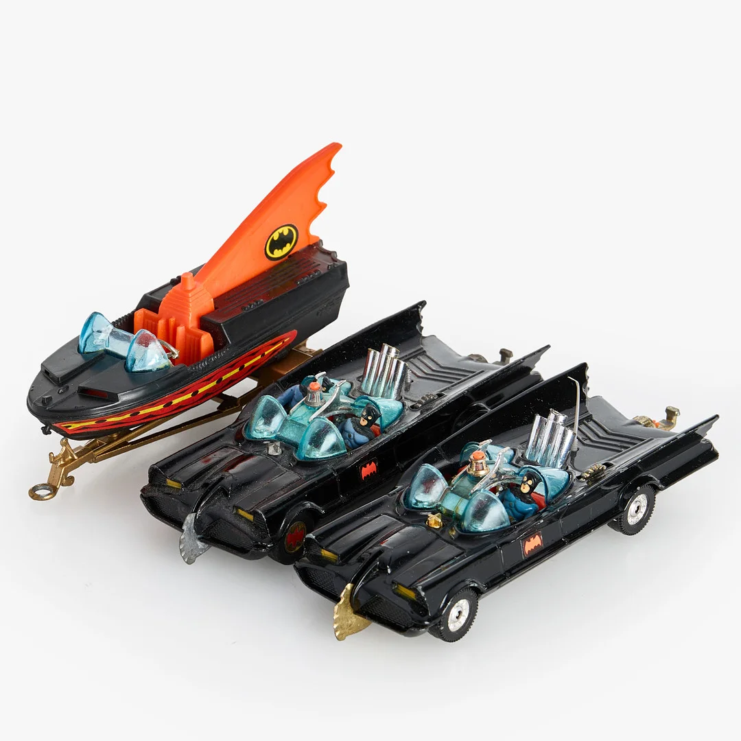 CORGI TOYS. 3 st, "Batmobile" samt "Batboat", England, 1900-talets andra hälft, metall och plast. — Toys — Crafoord Auktioner Stockholm