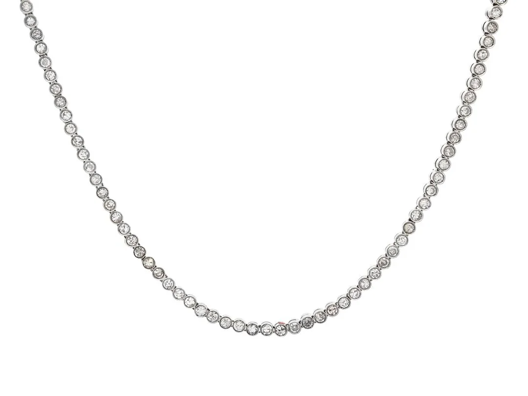 RIVIERECOLLIER, platina, 128 åttkantslipade diamanter ca 4,50 ctv ca TW-Ca/VS-P, längd 41 cm, vikt 35,4 g, flera diamanter med nagg och skador. — Smycken/Collier — Kaplans