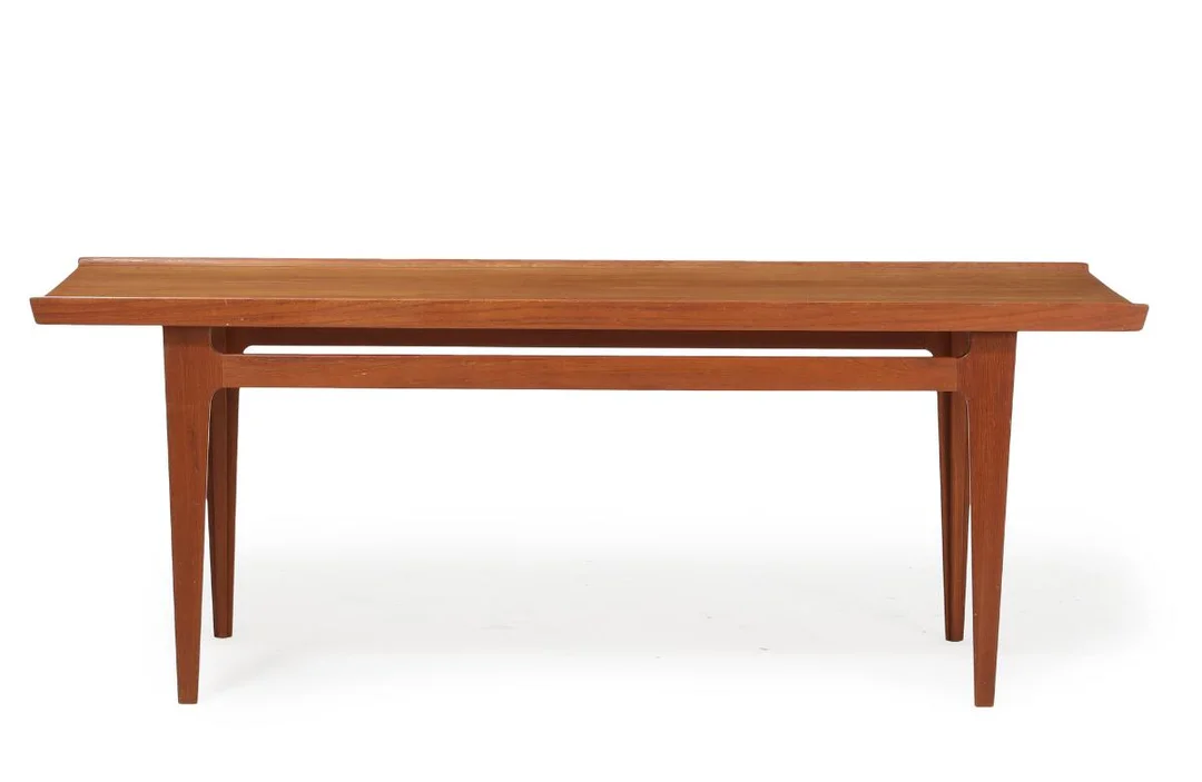A rectangular solid teak coffee table mounted on profiled, tapering legs. Top with raised sides. Model 532/45. Manufactured and marked by France & Son. 1960s. H. 54.5. L. 145. W. 54 cm. — Modern Furniture — Bruun Rasmussen