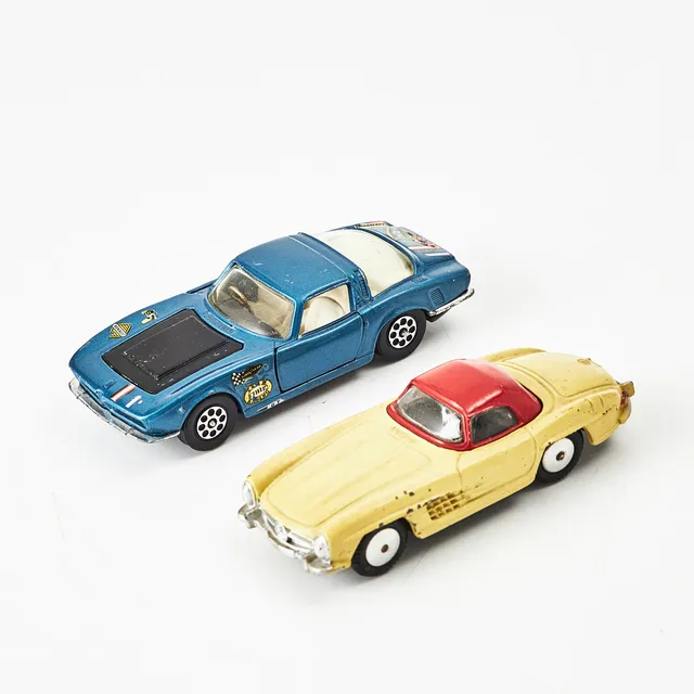 CORGI TOYS. Modellbilar, 2 st., Mercedes-Benz 300 SL Roadster och ISO Grifo 7 Litre, skala ca. 1:43, England 1950/60-tal.