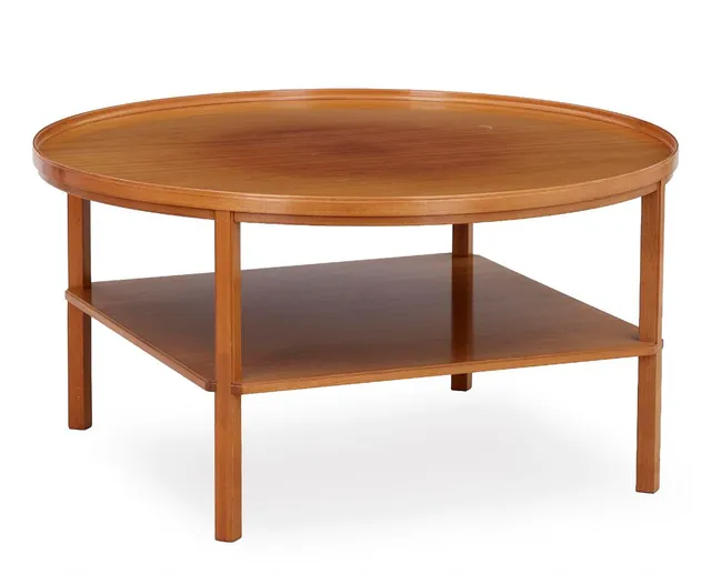Kaare Klint: A mahogany coffee table with underlying shelf. H. 52. Diam. 100 cm.