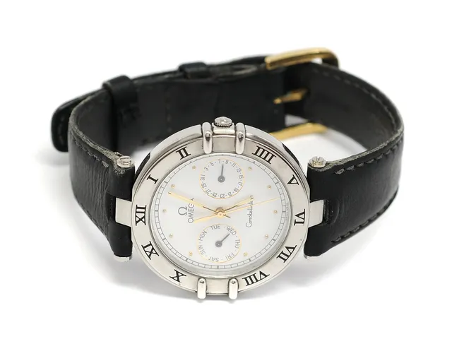 OMEGA, Constellation, sk. "Uggla", Cal 1444, Serie nr. 50569500, PIC nr. 1820.10.07, Ref nr. ST 196.1070, Boett nr. 1961070, herrur, 32,5 mm, stål, quartz, safirglas, dag, datum, integrerat läderband, originalspänne, ca 1987.