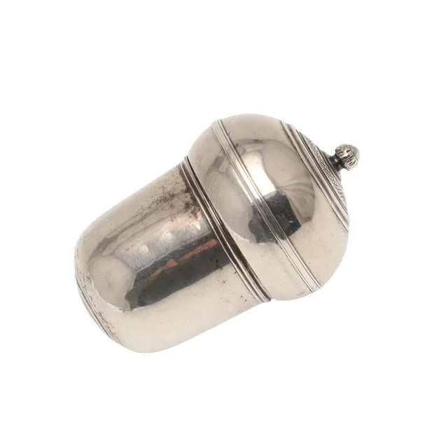 AN 18TH/19TH CENTURY SILVER NUTMEG GRATER.