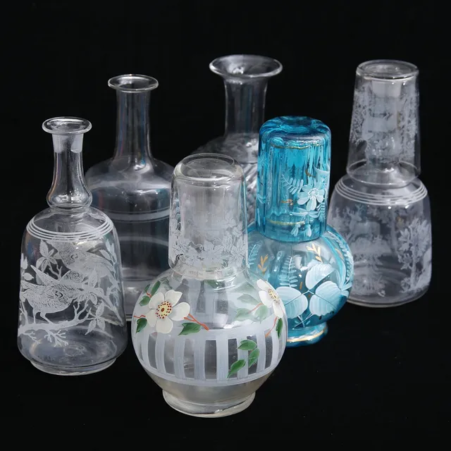 KARAFFER samt NATTFLASKOR med GLAS, 6 st, bl.a Fåglaviks Glasbruk.
