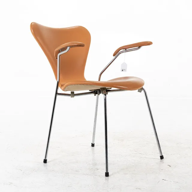 ARNE JACOBSEN. Karmstol, "Sjuan", Fritz Hansen.