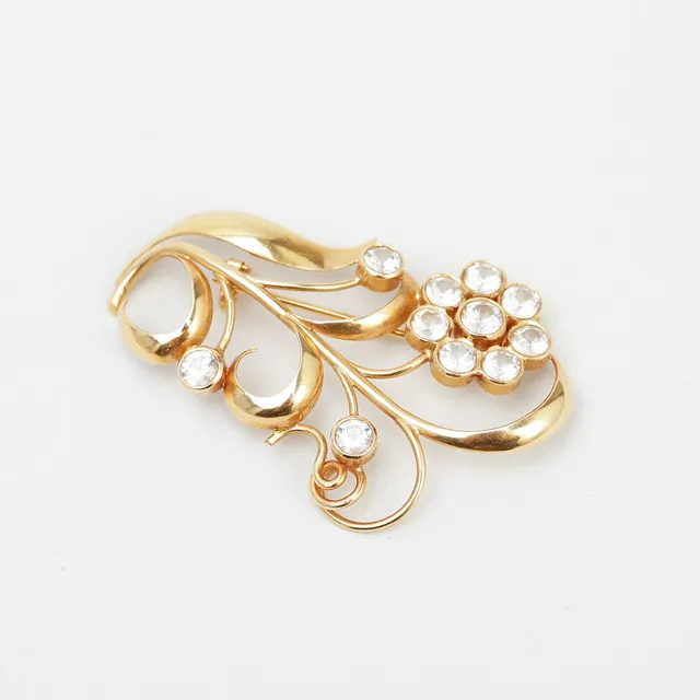 BROSCH i form av blomma, 18k guld och paste. Totalvikt ca 5,8 gram.
