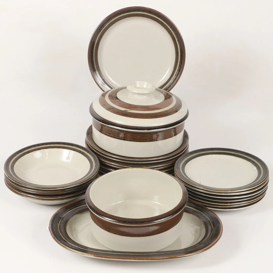 ULLA PROCOPÉ. Matservisdelar, 24 stycken, "Karelia", stengods, Arabia, Finland. — Tableware — Helsingborgs Auktionskammare