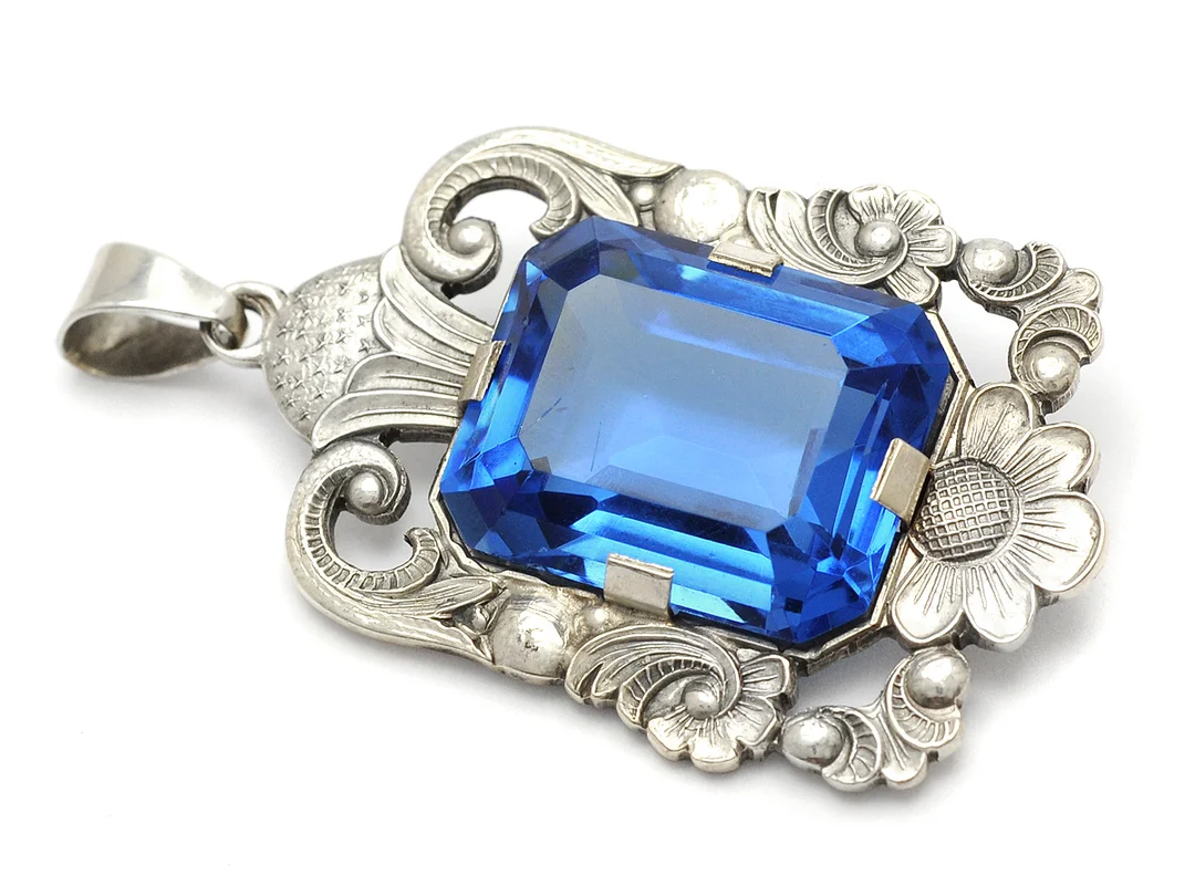 HÄNGE, silver, blå syntetisk spinell, nagg, Per Emilson, Laholm 1947, mått 2,7 x 4,8 cm, vikt 15,2 g. — Smycken/Hänge — Kaplans