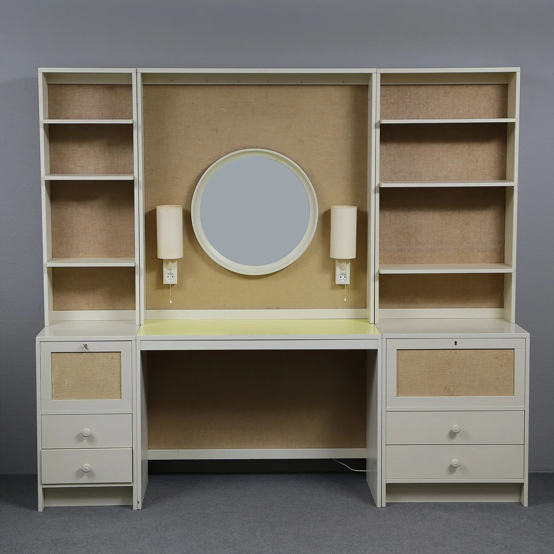 DRESSING ROOM- / SOVRUMS- MÖBEL MED SMINKBORD, LAMPETTER OCH SPEGEL, 1960/1970-TAL. — Cupboards, Cabinets & Shelves — Auktionskammaren Sydost Kalmar