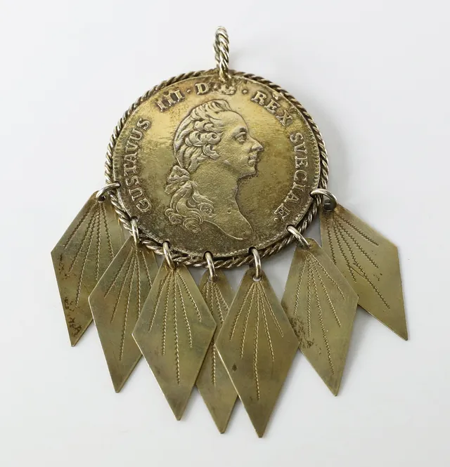 DRÄKTSMYCKE, sk kedjepenning/sellpenning, guldförgyllt silver, Delsbo, Hälsingland, 17/1800-tal.
