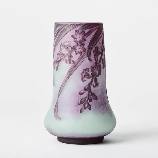 AXEL ENOCH BOMAN. Vase, Reijmyre 1910, overlay in purple with etched and engraved decoration of lilies against light blue background.