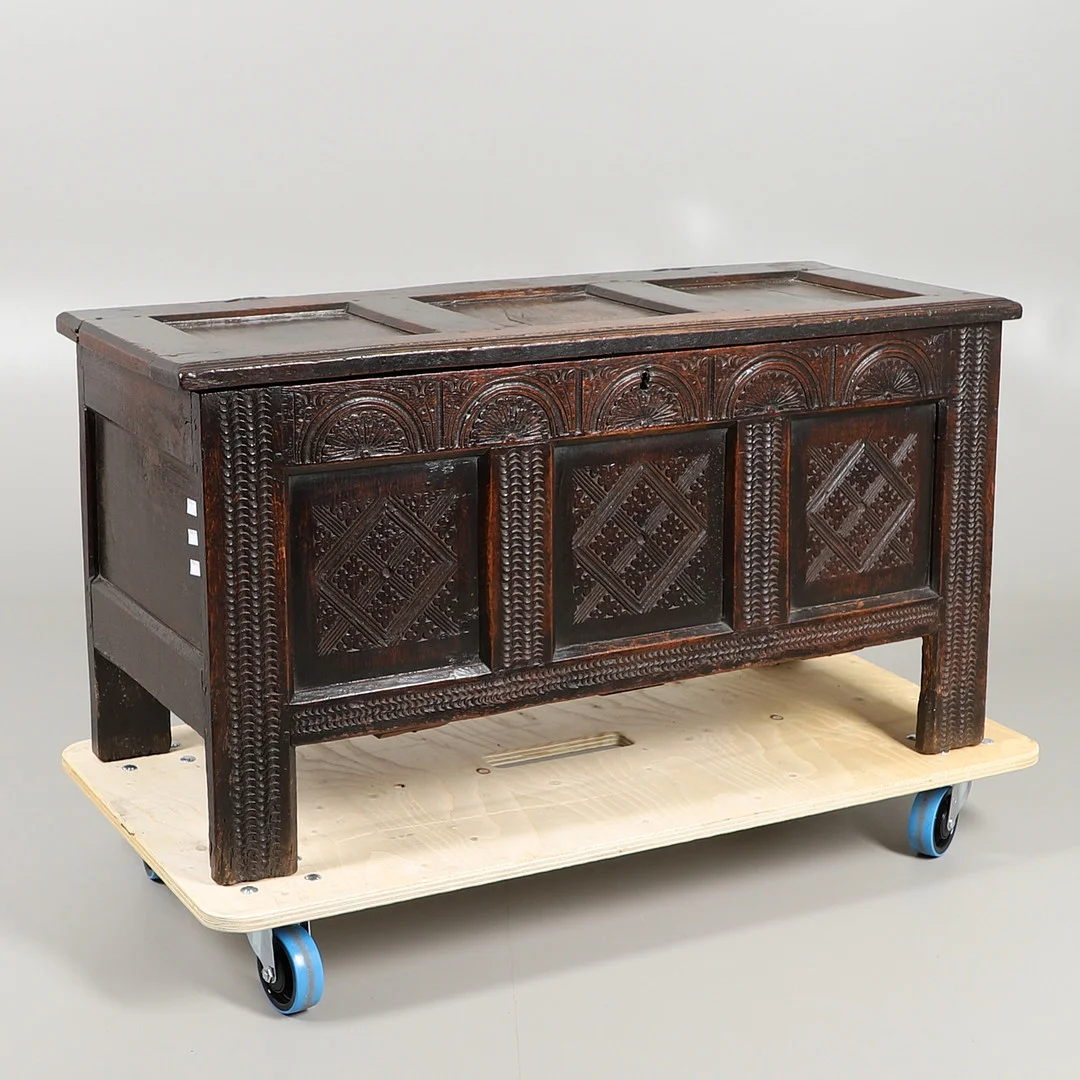 A 17TH CENTURY OAK COFFER. — Chests of drawers — Lawrences Auctioneers