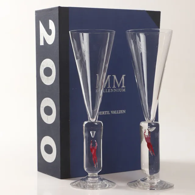 BERTIL VALLIEN. Champagneglas, 2 stycken, "Millennium", Kosta Boda, signerade.