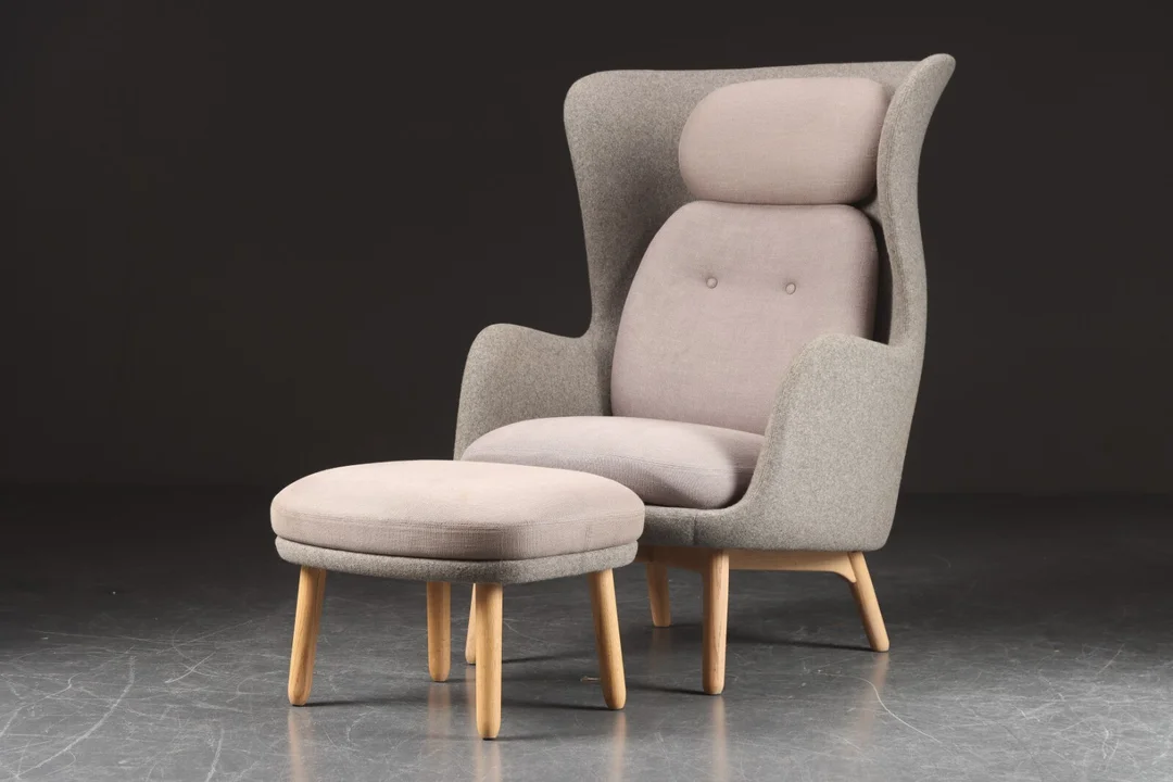 Jamie Hayon for Fritz Hansen. Model JH1 / 'Ro'. Lænestol med skammel (2) — Furniture/Lounge chairs — Lauritz