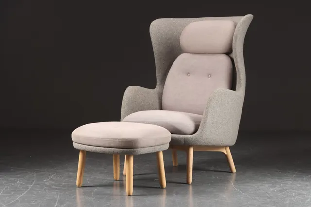 Jamie Hayon for Fritz Hansen. Model JH1 / 'Ro'. Lænestol med skammel (2)