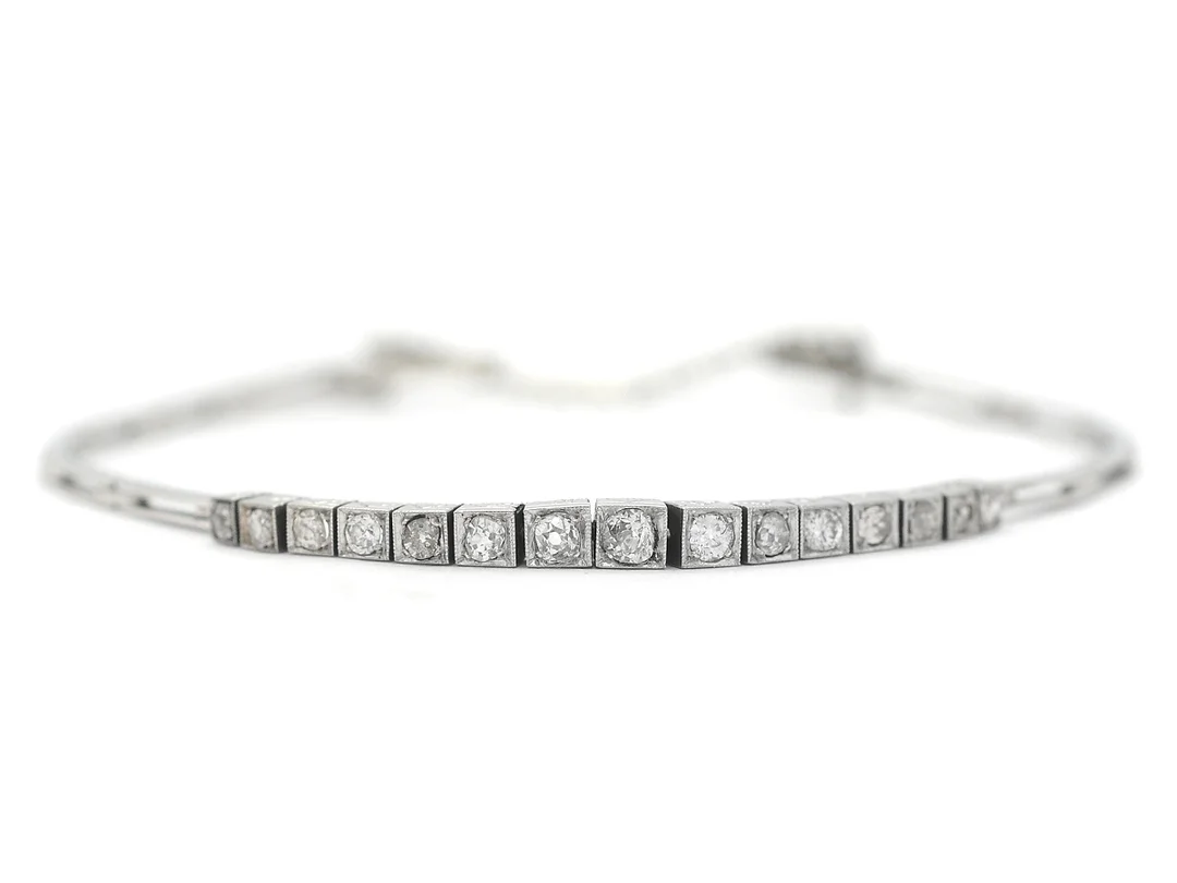 ARMBAND, 18K vitguld, 15 diamanter ca 0,50 ctv, gammalslipade, en briljantslipad, ca W-Cape/SI, Stockholm 1941, längd 17 cm, vikt 7,2 g. — Smycken/Armband — Kaplans