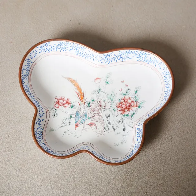 A JAPANESE ENAMEL DISH, 20TH CENTURY.