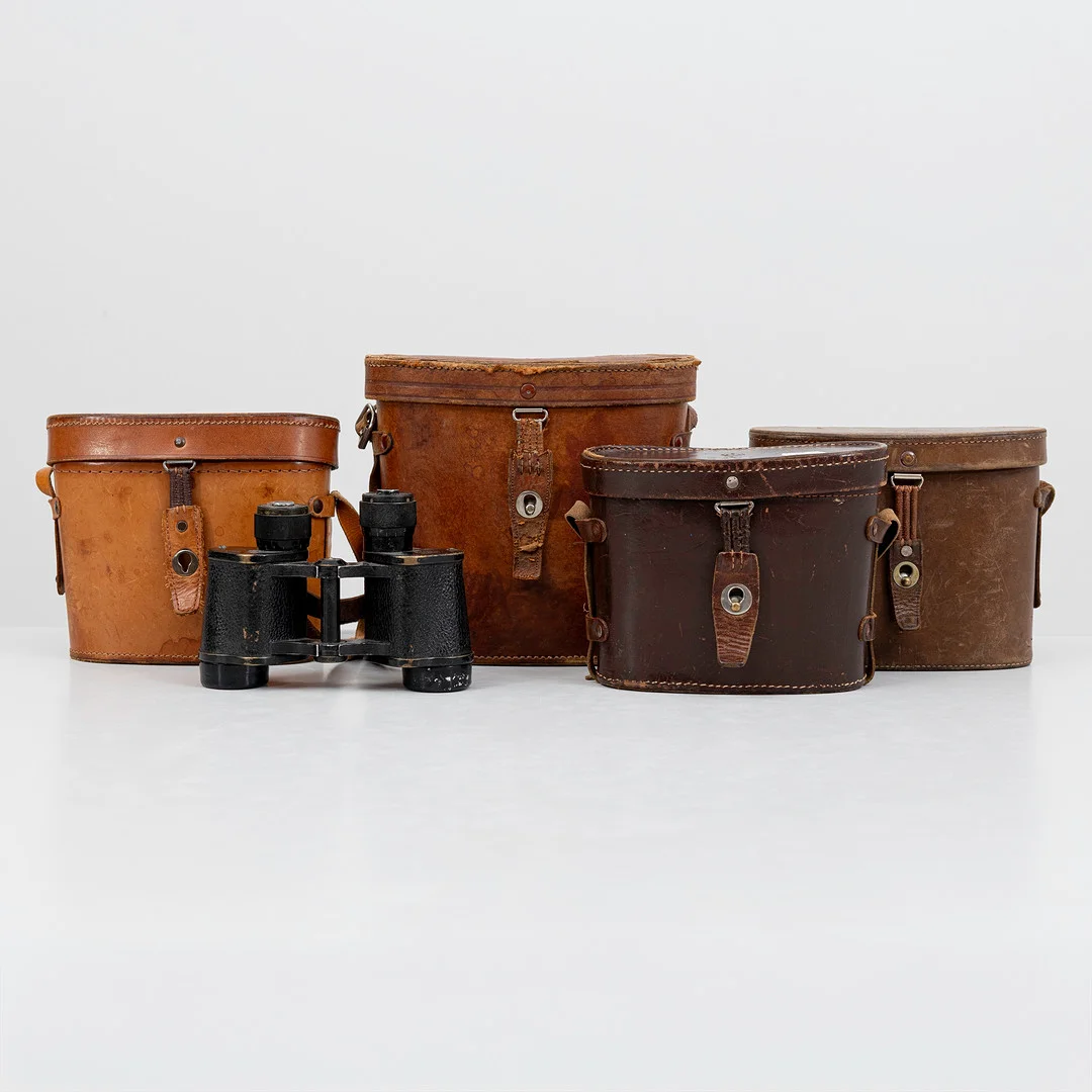 KIKARE, 5 st, olika modeller och fabrikat bl.a Carl Zeiss, Busch Sollux, Kern och Hensoldt, samtliga kron-märkta, främst 1900-talets första hälft/mitt. — Optics — Auktionshuset Kolonn