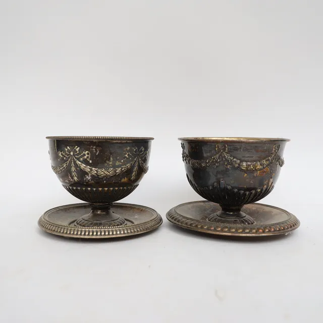 SÅSSKÅLAR ETT PAR, Gustaviansk stil, nysilver, 1800-1900-tal, godronnerade med girlangdekor.