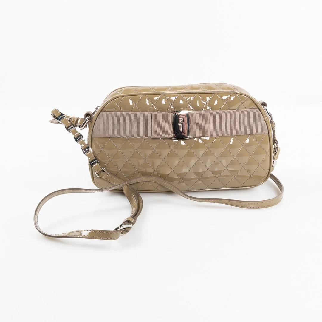 SALVATORE FERRAGAMO, Väska, beige lack. — Vintage & Designer Fashion — Stockholms Auktionsverk Helsingborg