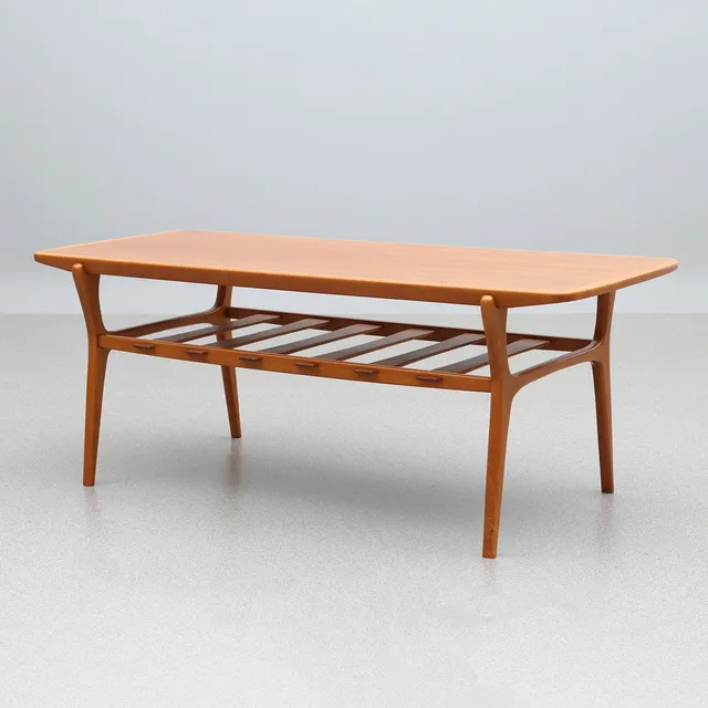 SOFFBORD MED TIDNINGSHYLLA. Teak och bok. Modern design, 1950/60-tal.