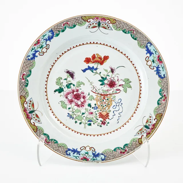 FAT, porslin, Kina Qianlong (1736-95) dekor av blommor och fjärilar i famille rose-färger.