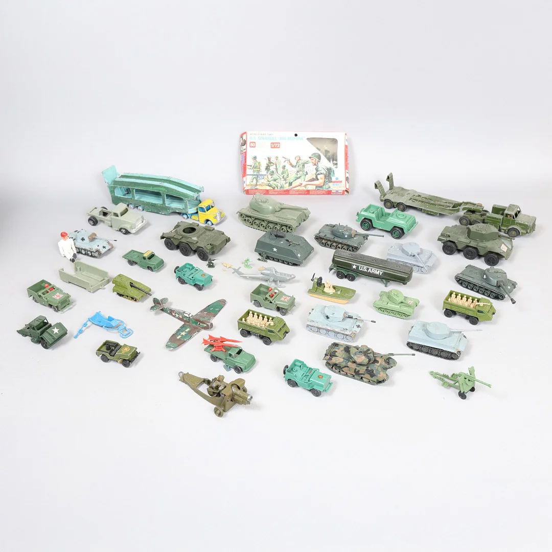 A COLLECTION OF MODEL ARMY VEHICLES AND FIGURES (QTY). — Model cars — Bishop & Miller