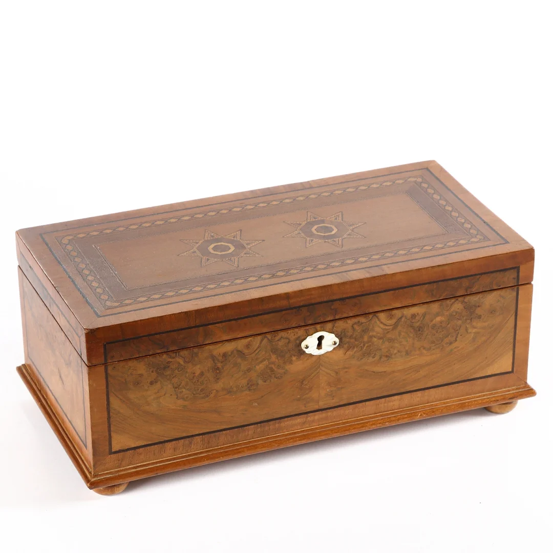 Cabinet w/ marquetry. 1900s. — Hobby and collectibles/Collectibles — Lauritz