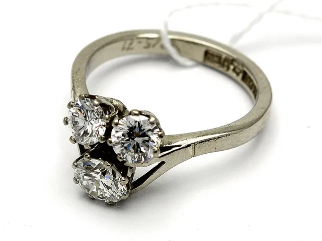 Ring 18K 5,1g Ø17¼, vitguld, graverad, skadad med diamanter 1xca.0,75ct 1xca.0,45ct 1xca.0,42ct
