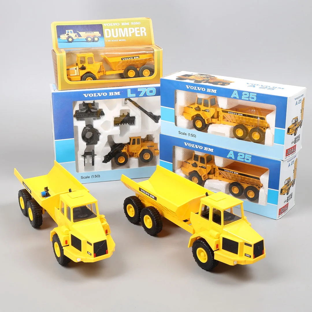 VOLVO, arbetsfordon, 6 st, plåt och plast. — Model cars — Växjö Auktionskammare