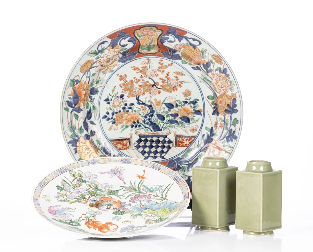 China and Japan. Two dishes and a pair of porcelain vases (4) — Hobby and collectibles/Asian art — Lauritz
