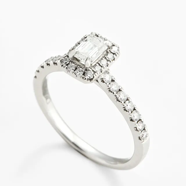 Ring med en smaragdslipt diamant — Ring med en smaragdslipt diamant