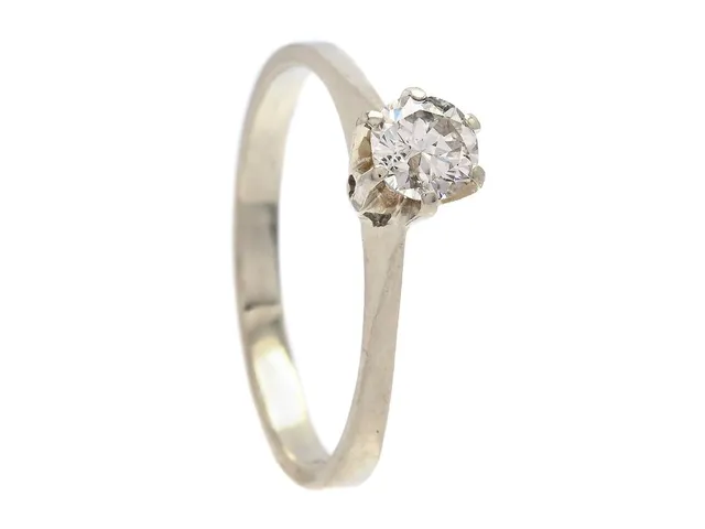 ENSTENSRING, 18K vitguld, äldre briljantslipad diamant ca 0,35 ct ca Cr/P, stl 17,5 mm, 2,2 g, skada vid rondist/paviljong.