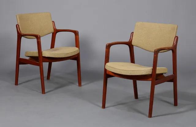 Dansk møbelproducent. Et par armstole af teak, 1960'erne. (2)