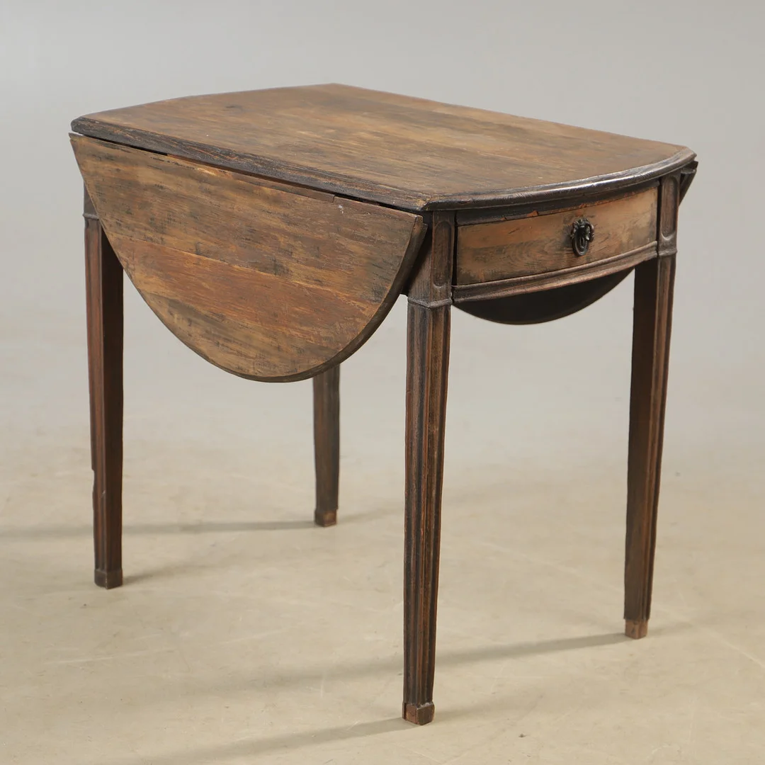 KLAFFBORD, mörkbetsat trä, 1900-tal. — Tables — Helsingborgs Auktionskammare