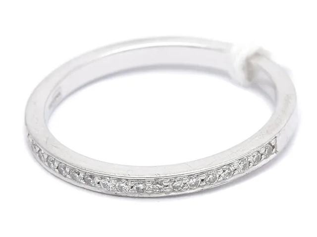Ring 18K vitguld 2,7g Ø17½ med 18 diamanter totalt 0,11ct (W/Si) enligt kvalitetsintyg, GHA "Story of Love", box