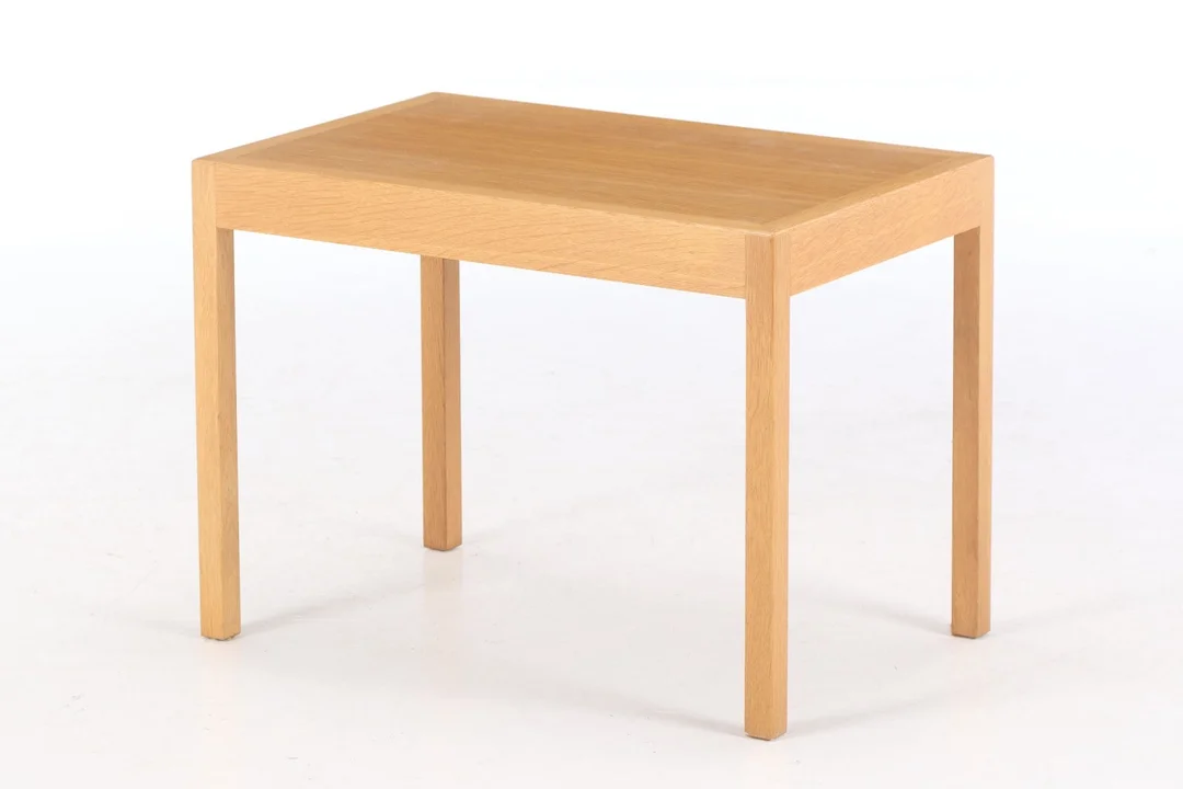 Hans J. Wegner. Oak lamp table / side table — Furniture/Coffee tables, occasional tables — Lauritz