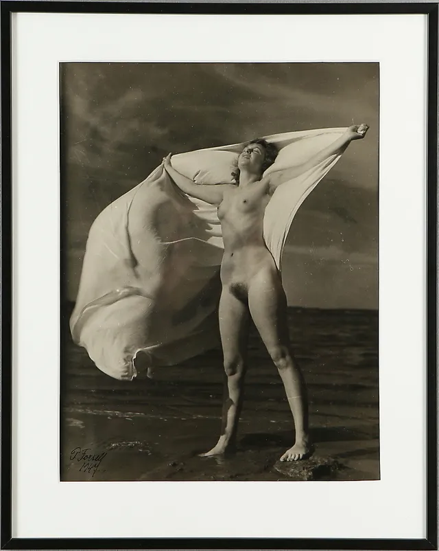 PER FORSELL. Silvergelantin fotografi, kvinnlig modell, signerad samt daterad 1947.