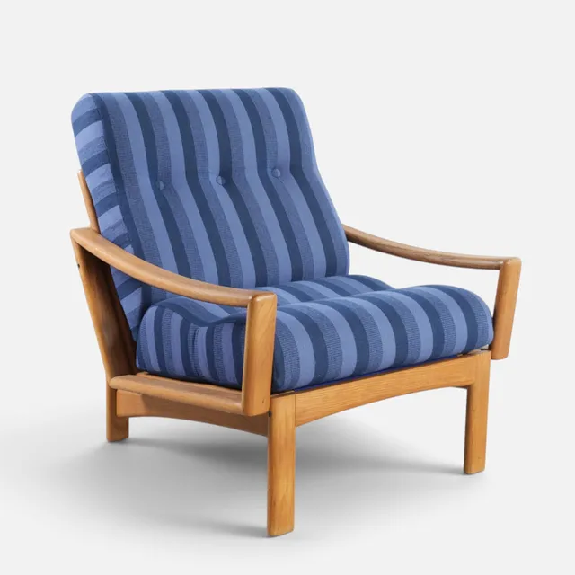 GRETE JALK. Lænestol med stel af massiv eg, løse hynder betrukket med knapsyet stribet uld fra Berghems Väveri. Udført hos Glostrup Møbelfabrik. Danmark, 1960-70'erne.