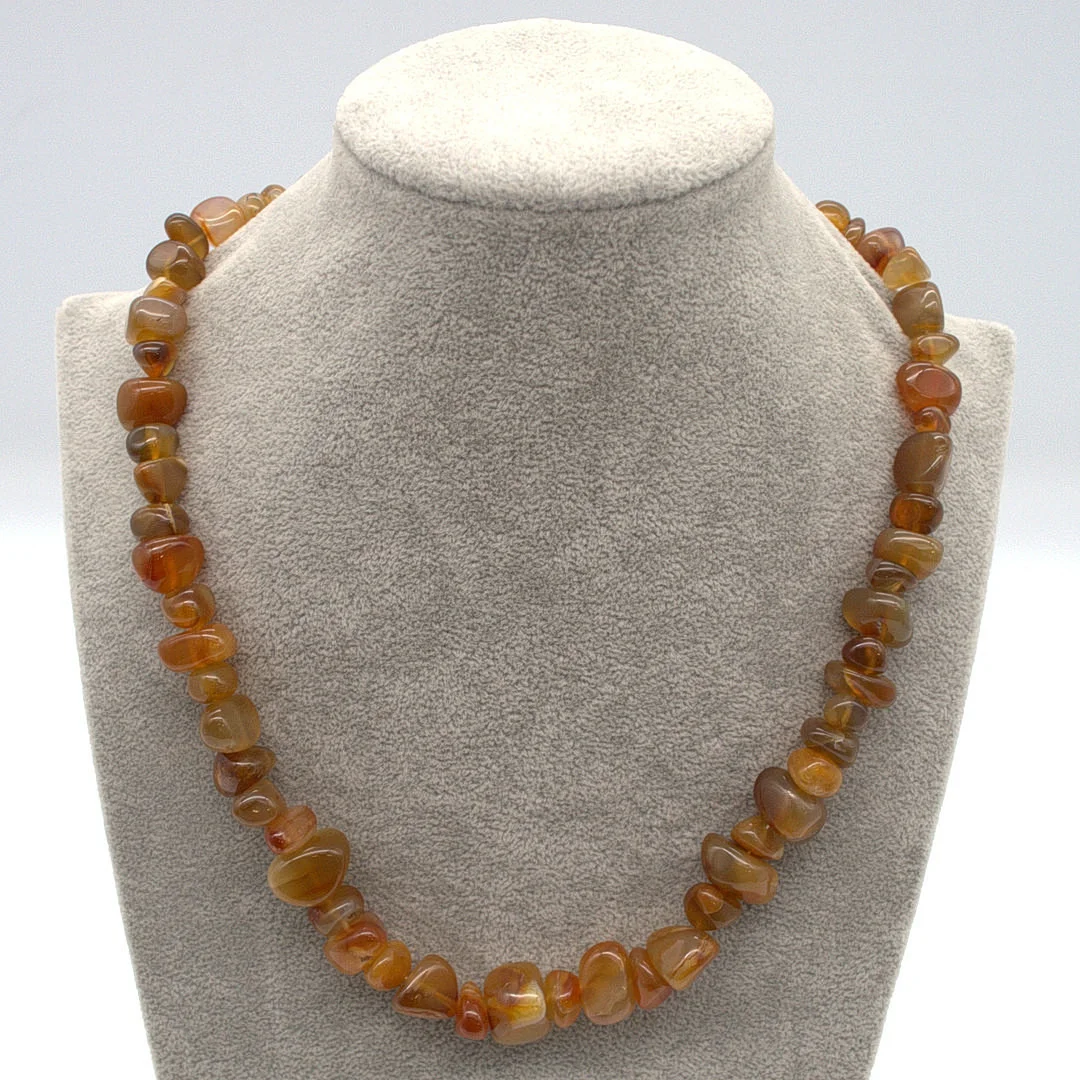 HALSKETTE KARNEOL-ACHAT POLIERTE PERLEN IN NUGGET-FORM UM CA. 1950. — Necklace — Kunst- und Auktionshaus Kleinhenz