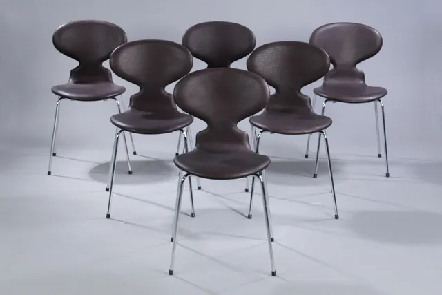 Arne Jacobsen. A set of six chairs ‘The Ant’, model 3101, mocha-coloured aniline leather. Seat height 44.5 cm. (6)