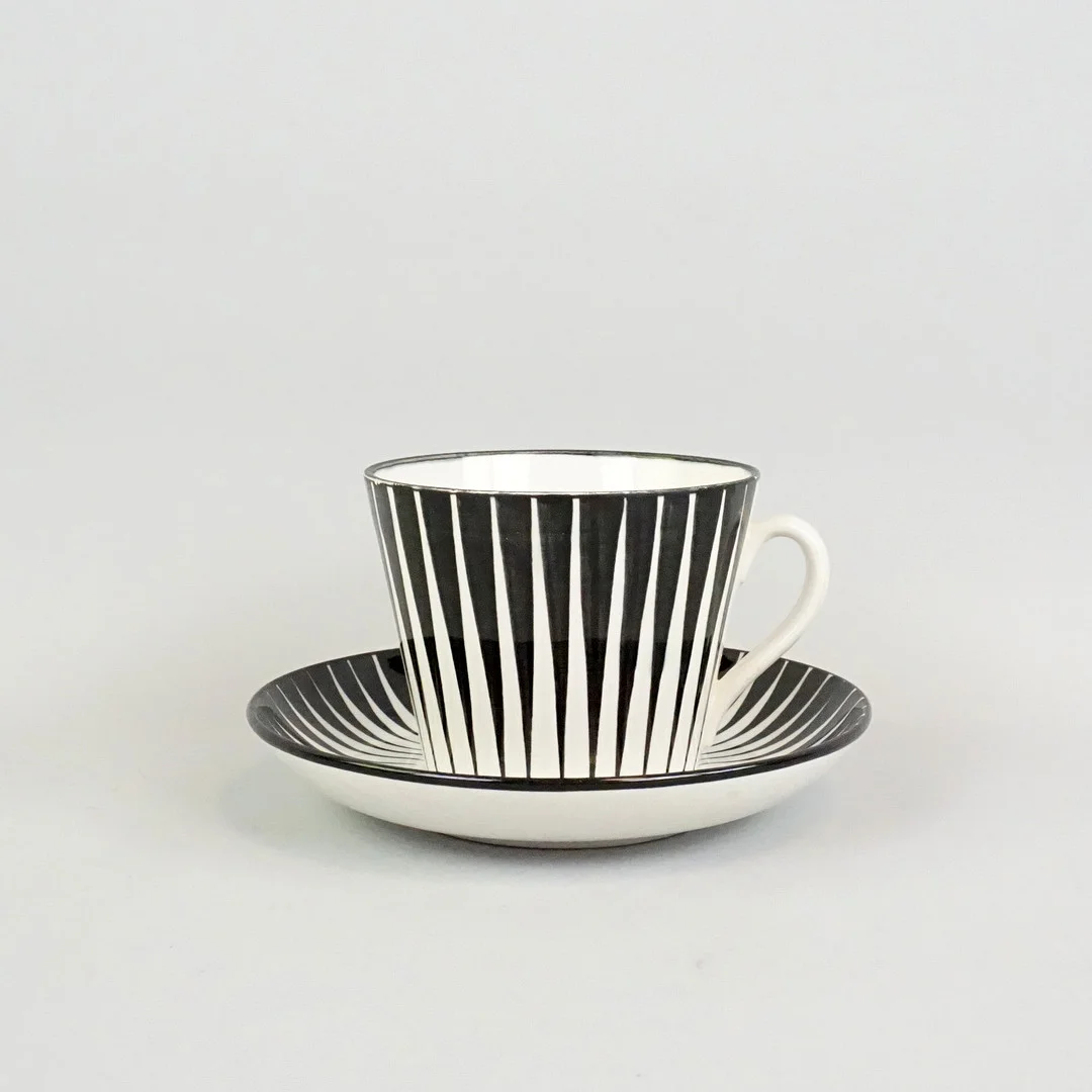 EUGEN TROST. Tekopp med fat, "Zebra", flintgods, Uppsala-Ekeby/Gefle, stämpelmärkt. — European — Roslagens Auktionsverk
