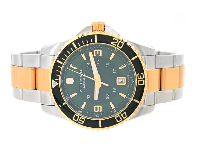 VICTORINOX, Swiss Army, Maverick, Serie nr. 210700037, Ref nr. V241605, herrur, 43 mm, bicolour, quartz, safirglas, datum, originallänk, viklås, Ref nr. VN2103, cert (ej komplett), ca november 2025, box, ytterkartong.