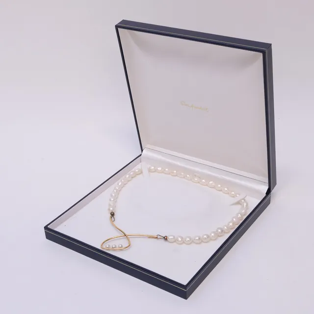 ELON ARENHILL. COLLIER MED PÄRLOR OCH LÅS AV 18K GULD.