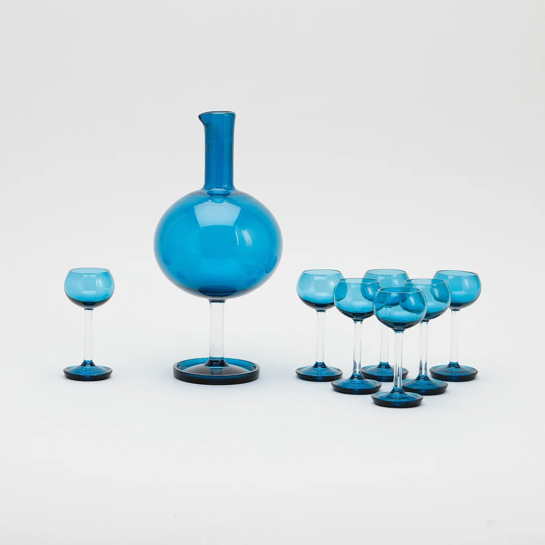 NANNY STILL. Likörset, 8 delar, glas, "Harlekin" / "Harlekiini", Riihimäen Lasi, Finland, ca 1960-tal. — Utility glass — Göteborgs Auktionsverk