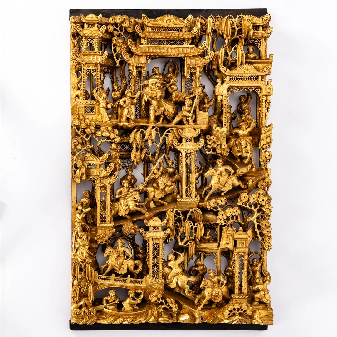 Holzschnitzerei / Element eines Altars mit Figurendarstellung, China, 20. Jh. — Wood — Stockholms Auktionsverk Hamburg