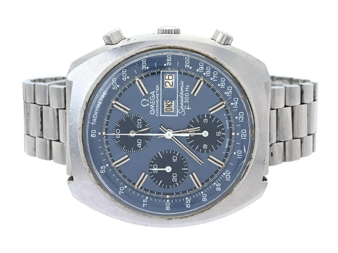 OMEGA, Speedmaster, Speedsonic (f 300 Hz, T-Swiss Made-T), "Tachymetre", Chronometer, Cal 1255 (ESA 9210), Serie nr. 38423757, Ref nr. ST 188.0002, Boett nr. 188.0002, kronograf, herrur, 43 mm, stål, stämgaffel, plexiglas, dag (svenska), datum, skadad urtavla, ca 1976, metallänk ej original. — Klockor/Omega — Kaplans