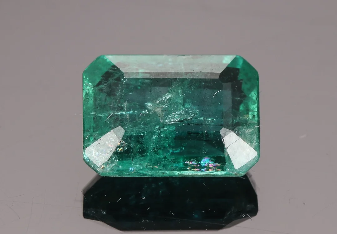 Unmounted emerald-cut emerald of 3.28 ct. — Jewellery/Diamonds, gems — Lauritz