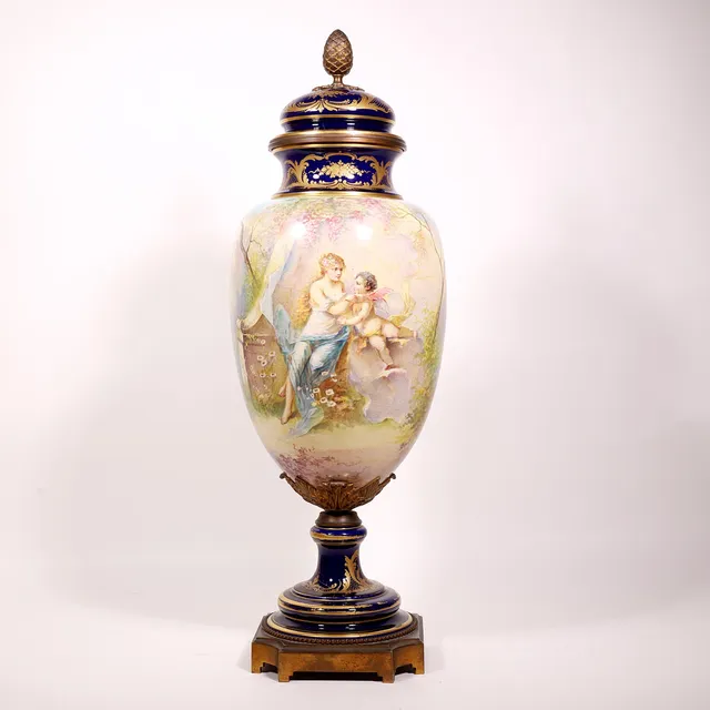 JARRÓN CON TAPA. PORCELANA SÉVRES. FINALES SIGLO XIX-PRINCIPIOS SIGLO XX.