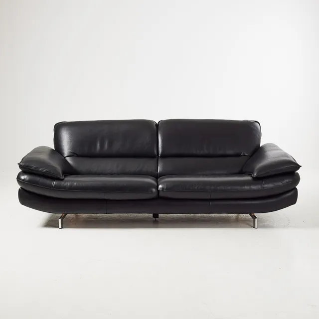 HJORT KNUDSEN. soffa, Danmark, stoppad soffa klädd i svart skinn, ben av kromad metall, etikettmärkt.